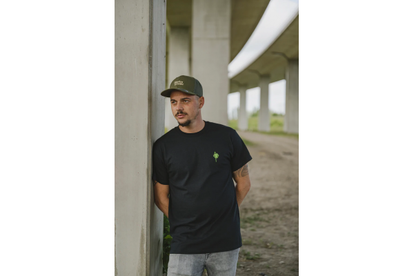 Monkey Climber Kelly Minimal Black Tee